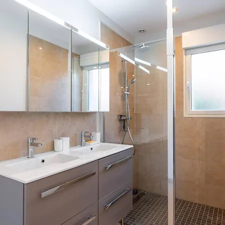 Maison Spacieuse Avec Wi-fi Et Parking, Proche - Fr-1-821-16